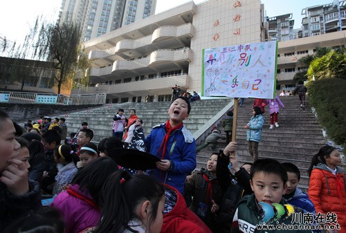 泸州:跳蚤市场义卖爱心 为特困儿童备新年礼物(图1) 泸州:跳蚤市场义卖爱心 为特困儿童备新年礼物(图1)