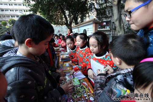 泸州:跳蚤市场义卖爱心 为特困儿童备新年礼物(图5) 泸州:跳蚤市场义卖爱心 为特困儿童备新年礼物(图5)