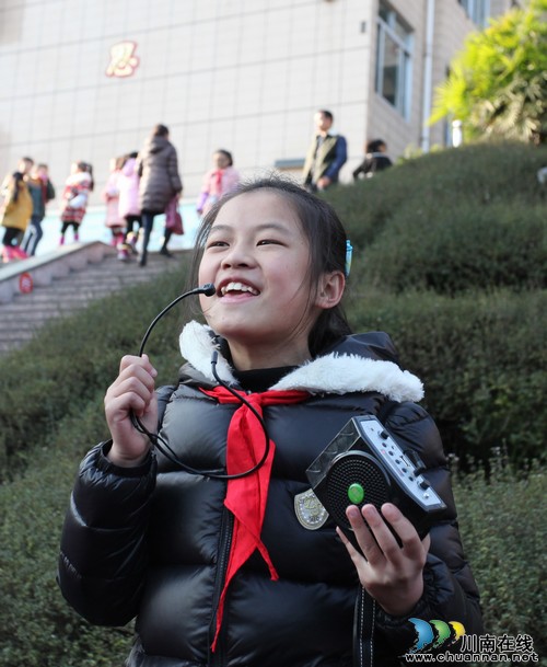泸州:跳蚤市场义卖爱心 为特困儿童备新年礼物(图7) 泸州:跳蚤市场义卖爱心 为特困儿童备新年礼物(图7)