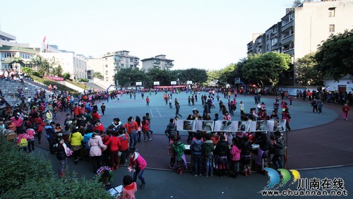 泸州:跳蚤市场义卖爱心 为特困儿童备新年礼物(图2) 泸州:跳蚤市场义卖爱心 为特困儿童备新年礼物(图2)