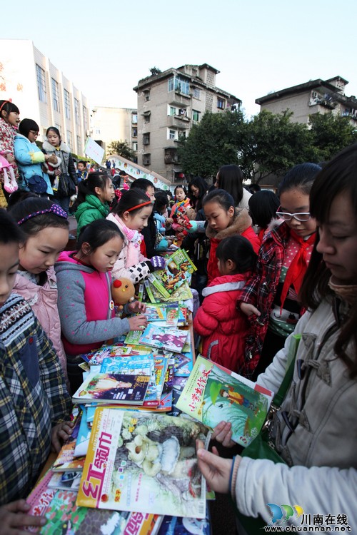 泸州:跳蚤市场义卖爱心 为特困儿童备新年礼物(图8) 泸州:跳蚤市场义卖爱心 为特困儿童备新年礼物(图8)
