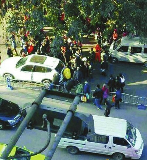 泸州一7岁男孩被车撞倒 10余市民抬车救人(图1) 泸州一7岁男孩被车撞倒 10余市民抬车救人(图1)