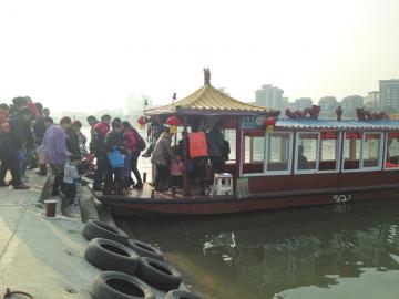 两艘画舫渡船 两块钱直达内江东兴老街(图1) 两艘画舫渡船 两块钱直达内江东兴老街(图1)