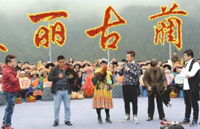 古蔺4000只土鸡上得到央视舞台 飞不进餐桌(图2) 古蔺4000只土鸡上得到央视舞台 飞不进餐桌(图2)