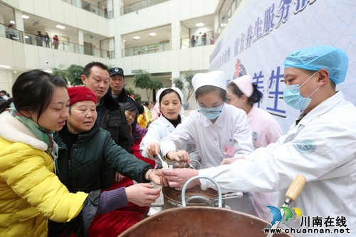 冬季膏方进补正当时 泸医中医院又迎膏方热(图4) 冬季膏方进补正当时 泸医中医院又迎膏方热(图4)