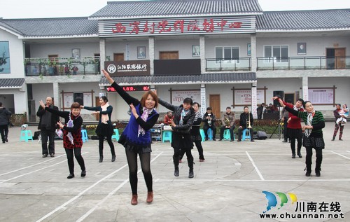 泸州:走基层送文化 华阳街道西岸村年味愈浓(图1) 泸州:走基层送文化 华阳街道西岸村年味愈浓(图1)