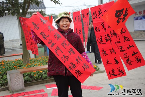 泸州:走基层送文化 华阳街道西岸村年味愈浓(图2) 泸州:走基层送文化 华阳街道西岸村年味愈浓(图2)