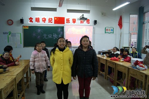 泸州十八中（小学部）各班举办迎新年班会活动