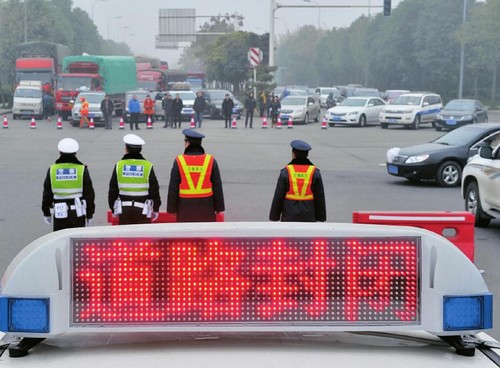受大雾影响个别路段能见度低&nbsp;川27条高速封闭(图1)
