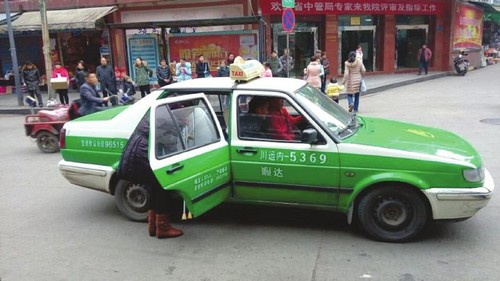 内江残疾人自贡打的遭拒 投诉后领导登门道歉(图1) 内江残疾人自贡打的遭拒 投诉后领导登门道歉(图1)