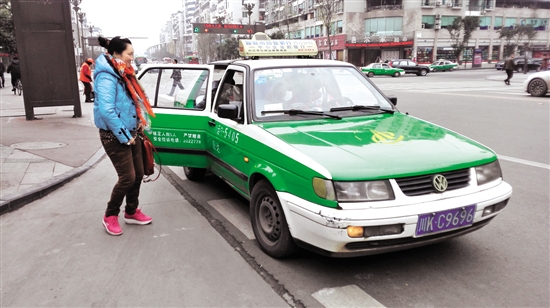 内江城区部分出租车"怪癖":座位拼满&nbsp;收费靠"喊"(图1)