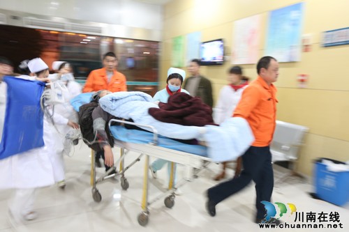 关注泸医中医院急诊科医生的跨年夜（图）(图1)