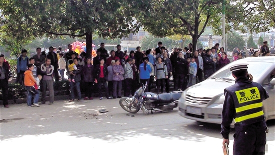 安全警示公众场合:不能这样“凑热闹”(图1) 安全警示公众场合:不能这样“凑热闹”(图1)
