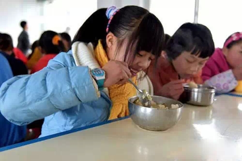 每顿都有肉&nbsp;高兴坏了农村学生娃(图1)