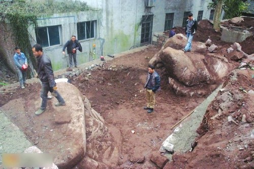 宜宾"土豪"宅院挖出两块怪石(图1)