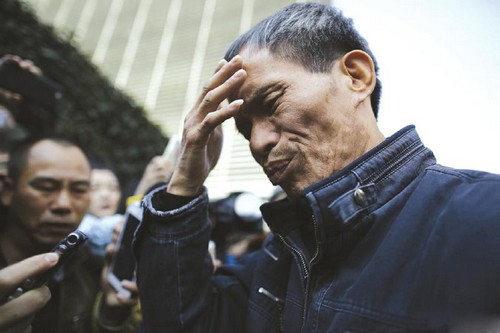 复旦投毒案二审维持原判 自贡亲属坟前祭奠告慰黄洋(图4) 复旦投毒案二审维持原判 自贡亲属坟前祭奠告慰黄洋(图4)