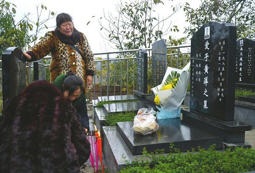 复旦投毒案二审维持原判 自贡亲属坟前祭奠告慰黄洋(图2) 复旦投毒案二审维持原判 自贡亲属坟前祭奠告慰黄洋(图2)