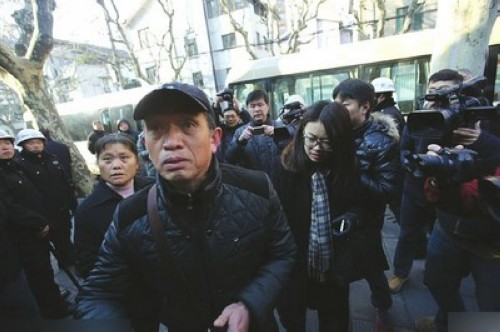 复旦投毒案二审维持原判 自贡亲属坟前祭奠告慰黄洋(图3) 复旦投毒案二审维持原判 自贡亲属坟前祭奠告慰黄洋(图3)