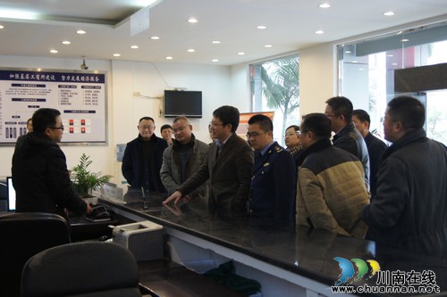 省工商局副局长洪波到泸县看望慰问基层干部职工(图1)