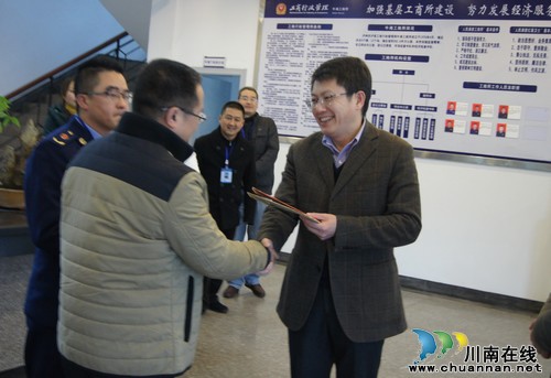 省工商局副局长洪波到泸县看望慰问基层干部职工(图2)