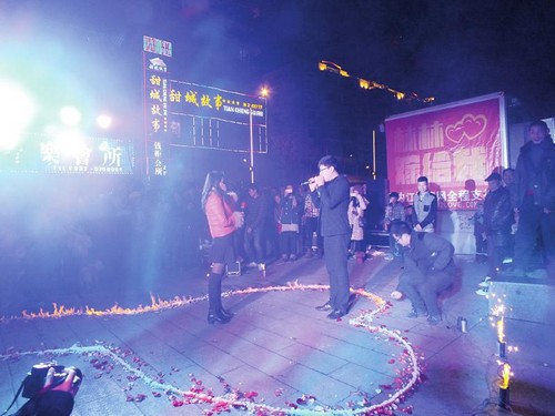 内江男子在700辆出租上打广告求婚(图1) 内江男子在700辆出租上打广告求婚(图1)