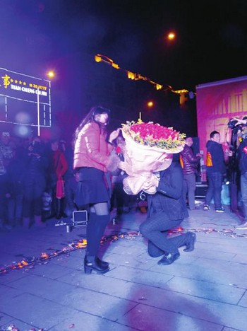 内江男子在700辆出租上打广告求婚(图2) 内江男子在700辆出租上打广告求婚(图2)