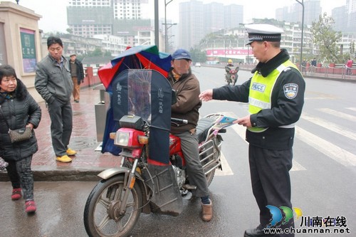 泸州交警提醒:摩托车非法加装雨伞属交通违法(图1)