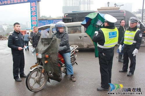 泸州交警提醒:摩托车非法加装雨伞属交通违法(图2)