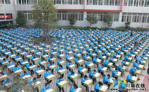 泸州:古蔺职高千名学生尽展书法技能(图1) 泸州:古蔺职高千名学生尽展书法技能(图1)