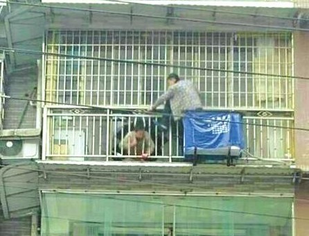 自贡一老人欲跳楼头被卡住&nbsp;小伙踢断护栏推他回屋
