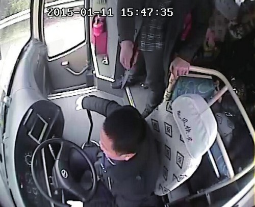 内江:乘客高速路上要求方便被拒 持刀暴打司机(图1) 内江:乘客高速路上要求方便被拒 持刀暴打司机(图1)