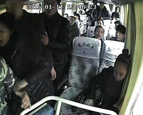 内江:乘客高速路上要求方便被拒 持刀暴打司机(图3) 内江:乘客高速路上要求方便被拒 持刀暴打司机(图3)
