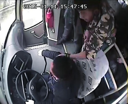 内江:乘客高速路上要求方便被拒 持刀暴打司机(图2) 内江:乘客高速路上要求方便被拒 持刀暴打司机(图2)
