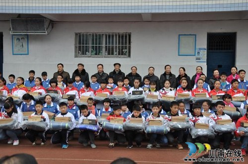 古蔺：3000余名贫困娃过暖冬(图1)