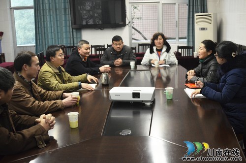 泸州市总工会副主席余元玲慰问困难教师(图1)