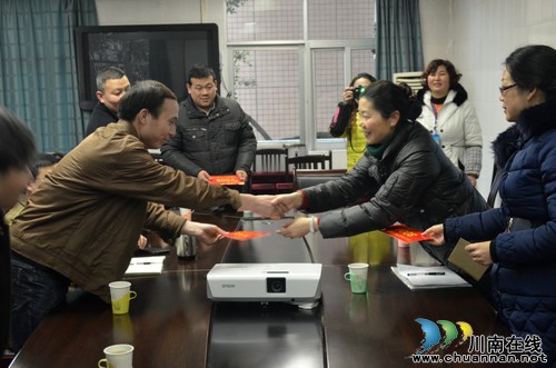 泸州市总工会副主席余元玲慰问困难教师(图2)