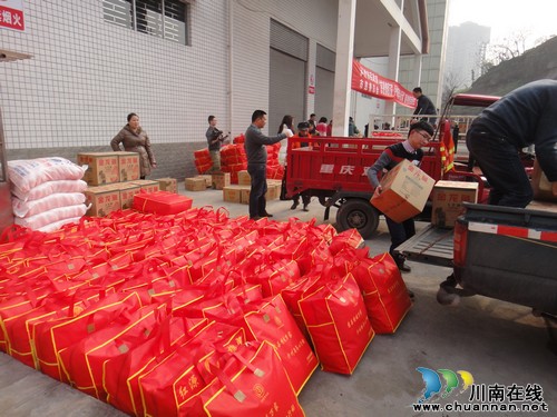泸州:1400户困难家庭l领取暖冬物资(图2)
