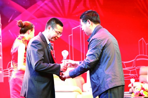 “泸州市第三届十大经济人物评选活动”启幕(图2) “泸州市第三届十大经济人物评选活动”启幕(图2)