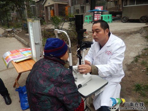 张坝:桂圆林社区开展义诊活动(图1) 张坝:桂圆林社区开展义诊活动(图1)