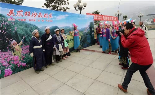 大汗淋漓中 泸州摄影家双沙定格200幅“全家福”(图1) 大汗淋漓中 泸州摄影家双沙定格200幅“全家福”(图1)