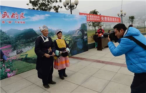 大汗淋漓中 泸州摄影家双沙定格200幅“全家福”(图4) 大汗淋漓中 泸州摄影家双沙定格200幅“全家福”(图4)