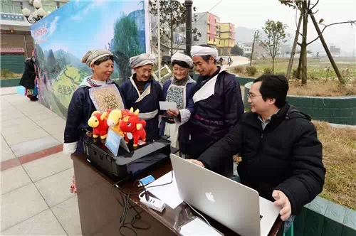大汗淋漓中 泸州摄影家双沙定格200幅“全家福”(图3) 大汗淋漓中 泸州摄影家双沙定格200幅“全家福”(图3)