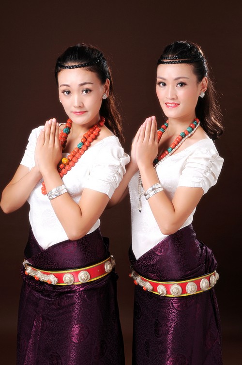 女中音姐妹花“马尔康姑娘”嗨翻泸州(图)(图1) 女中音姐妹花“马尔康姑娘”嗨翻泸州(图)(图1)