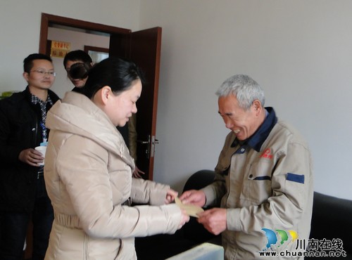 泸县总工会看望慰问劳动模范和困难职工(图1) 泸县总工会看望慰问劳动模范和困难职工(图1)