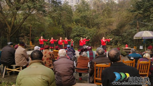 华阳街道：新春送歌舞进敬老院(图1)