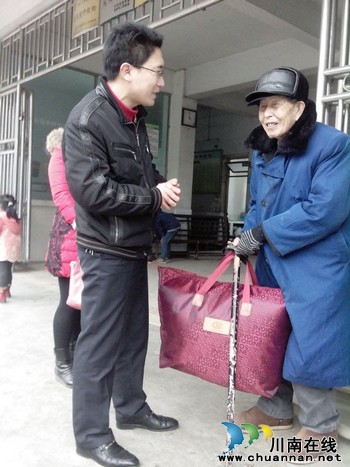大观镇：关爱企业退休老人&nbsp;送温暖到“最后一公里”(图1)