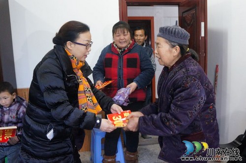 泸县妇联到立石镇开展春节“情暖寒冬·关爱活动”(图1)