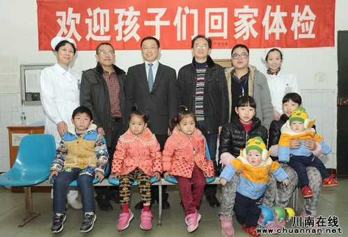 4对连体婴儿昨回泸医附院体检&nbsp;生长发育均良好(图1)