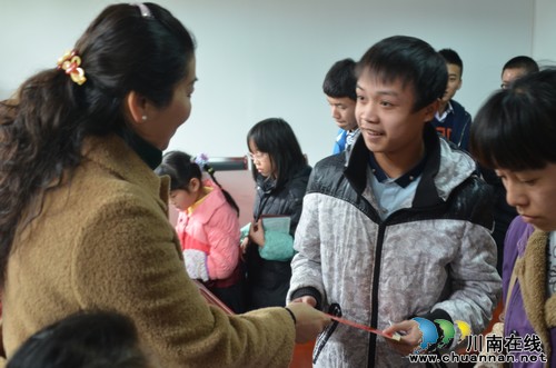 泸州市总工会“暖冬助学”贫困学子(图2) 泸州市总工会“暖冬助学”贫困学子(图2)