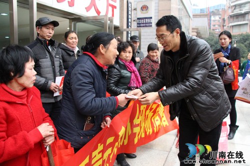泸州:壹元爱心协会为19名困难群众捐赠32000元(图2)